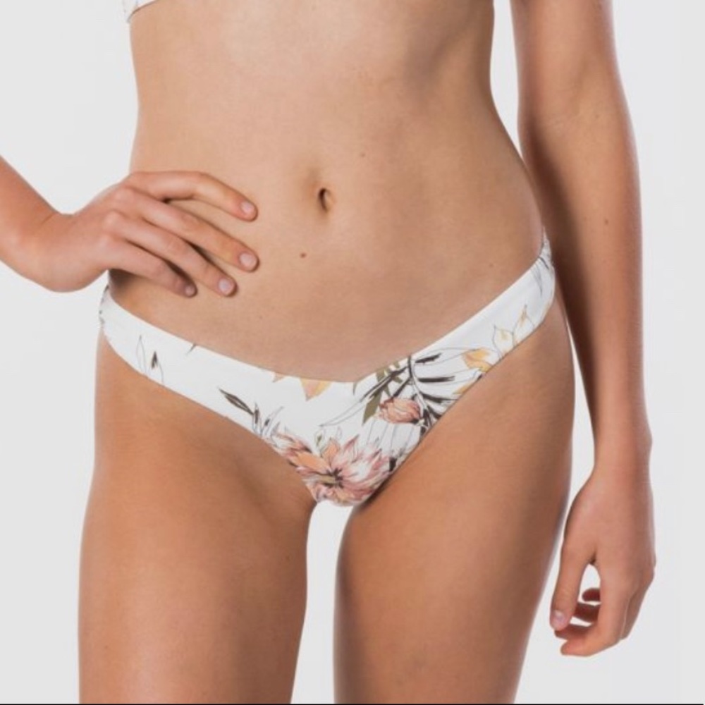 ☀️RIP CURL☀️ PLAYA BLANCA CROSS
PLAYA BLANCA SKIMPY REVERSIBLE BIKINISET - Picture 7 of 15